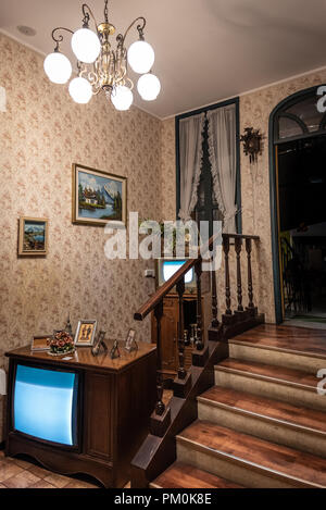 Interno di una casa degli anni cinquanta, dettagli in legno e carta da parati sulle pareti, immagine verticale Foto Stock