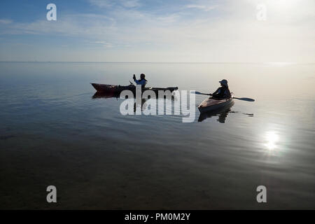 Donna e active senior kayak su molto calma acqua in orso cut off Key Biscayne, Florida. Foto Stock