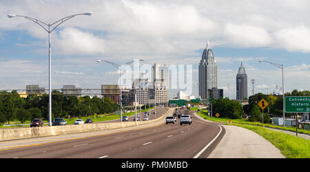 Il traffico autostradale si muove intorno a noi la città portuale di Mobile ha una porta occupata in Alabama Gulf Coast e un pulito downtown waterfront Foto Stock