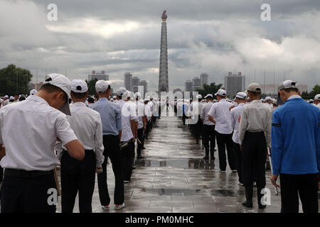 Gli studenti di Kim Il Sung Square preparando per il settantesimo anniversario Foto Stock