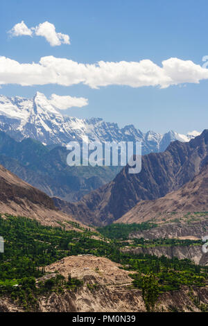 Karimabad, Hunza Valley, Gilgit-Baltistan, Pakistan : pendici del monte Rakaposhi e Hunza Valley in Karakorum range. A 7,788 m (25,551 ft) Rakapo Foto Stock