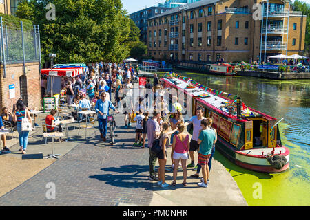 La gente camminare lungo il Regents Canal a Angelo Canal Festival, London, Regno Unito Foto Stock