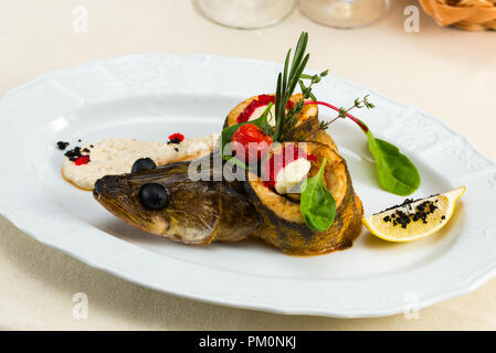 Trota con verdure in salsa di parmigiano Foto Stock