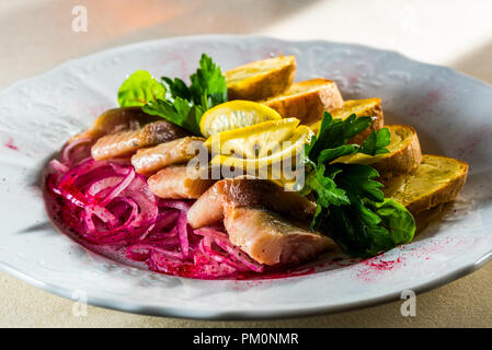 Snack di pesce con patate e insalata cipolla Foto Stock