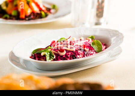 Aringa sotto la barbabietola rossa e la maionese, insalata pelliccia festiva nazionale, alimentari Foto Stock