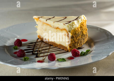 Cheesecake al fresco con bacche di lampone Foto Stock