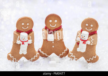 Funny Gingerbread cookie uomini con minuscoli marshmallow pupazzo di neve Foto Stock