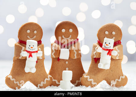 Funny Gingerbread cookie uomini con minuscoli marshmallow pupazzo di neve Foto Stock