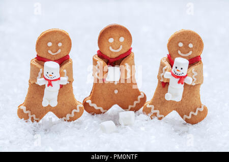 Funny Gingerbread cookie uomini con minuscoli marshmallow pupazzo di neve Foto Stock