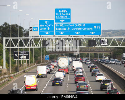 Vista guardando verso il basso sul traffico sulla M25 London Orbital vicino svincolo 21 nello Hertfordshire Foto Stock