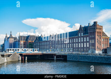 Amsterdam, Lug 22: vista esterna del Amsterdam Centraal Station il Lug 22, 2017 a Amsterdam, Paesi Bassi Foto Stock