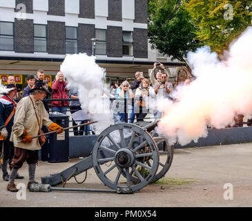 Gloucester, Regno Unito. Xvi Sep, 2018. La guerra civile inglese società dimostrano la loro moschetto, luccio e cannon abilità in Gloucester. Persone locali coprono i loro orecchi da alcuni molto autentica bangs. ©Alamy Live News / News JMF Credito: Signor Standfast/Alamy Live News Foto Stock