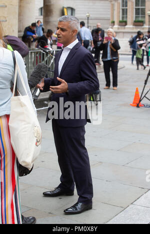 Londra, Regno Unito. Xvi Sep, 2018. Sadiq Khan, sindaco di Londra, dà un colloquio dopo che compaiono sul Andrew Marr Show alla BBC a Londra centrale. Credito: Mark Thomas/Alamy Live News Foto Stock