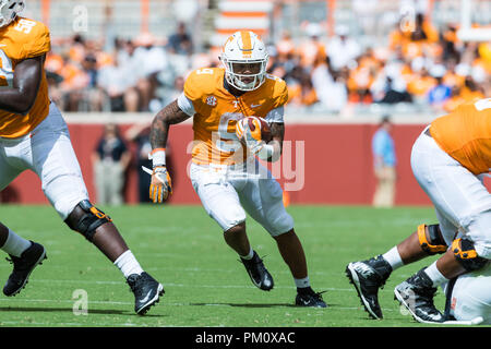 Knoxville, Stati Uniti d'America. Il 15 settembre 2018. Tim Giordania #9 del Tennessee volontari esegue la sfera durante il NCAA Football gioco tra la University of Tennessee volontari e la University of Texas di El Paso minatori a Knoxville, TN Tim Gangloff/CSM Credito: Cal Sport Media/Alamy Live News Foto Stock