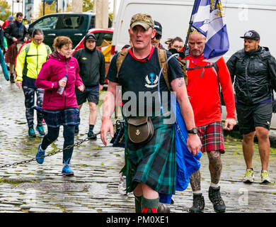 Leith, Edimburgo, Scozia, Regno Unito, 16 settembre 2018. Edinburgh Kilt Walk, sponsorizzato dalla Royal Bank of Scotland, si svolge oggi. I camminatori raccogliere fondi per un'associazione benefica di loro scelta. I kilt walkers raggiungono la Shore a Leith a circa 14 miglia. Uomini che indossano i kilt Foto Stock