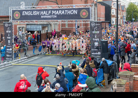 Warrington, Regno Unito. 16 settembre 2018. L'inglese mezza maratona, EHM, celebra il suo decimo anno nel 2018. La pioggia era stato previsto per l'evento ma dopo un iniziale raccolta umido il tempo umido tenuto spento fino alla fine della corsa. A partire da una griglia ammassato nella line-up Winmarleigh Street, Warrington, Cheshire, Inghilterra, il corso segue le strade della città e si conclude attraversando il tappeto rosso fine attraverso l'iconica Golden Gates di Warrington Town Hall. Inoltre ospita un 10k gara allo stesso tempo Credito: John Hopkins/Alamy Live News Foto Stock