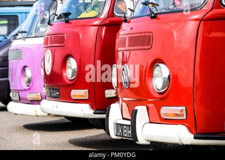 Automobili classiche sulla spiaggia car show ha avuto luogo sul lungomare di Southend. VW Camper, VW Bus. VWs. Volkswagens. Fronti con badge Foto Stock