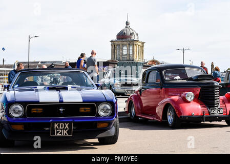 Automobili classiche sulla spiaggia car show ha avuto luogo sul lungomare di Southend. Ford Mustang. Kursaal Foto Stock