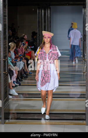 Londra, Regno Unito. Xvi Sep, 2018. Simon Mo&#39;s Pe presso la London Fashion Week Seper 2018 tenutasi a framassoni Hns Hall, Covent Garden di Londra, Inghilterra. Credito: Richard Callis/FotoArena/Alamy Live News Foto Stock