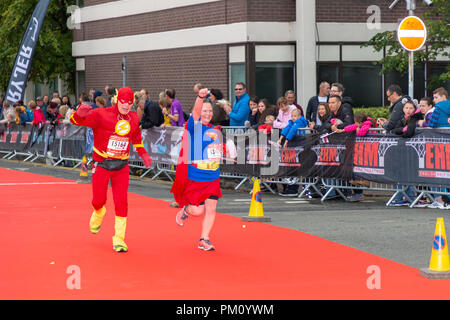 Warrington, Regno Unito. 16 settembre 2018. L'inglese mezza maratona, EHM, celebra il suo decimo anno nel 2018. La pioggia era stato previsto per l'evento ma dopo un iniziale raccolta umido il tempo umido tenuto spento fino alla fine della corsa. A partire da una griglia ammassato nella line-up Winmarleigh Street, Warrington, Cheshire, Inghilterra, il corso segue le strade della città e si conclude attraversando il tappeto rosso fine attraverso l'iconica Golden Gates di Warrington Town Hall. Inoltre ospita un 10k gara allo stesso tempo Credito: John Hopkins/Alamy Live News Foto Stock