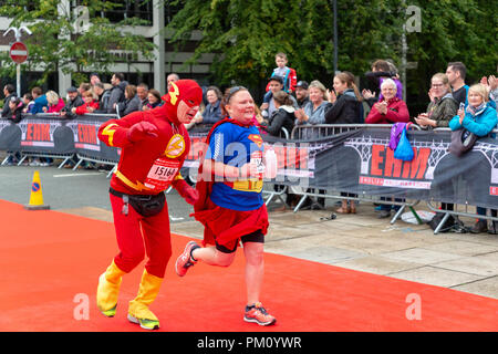 Warrington, Regno Unito. 16 settembre 2018. L'inglese mezza maratona, EHM, celebra il suo decimo anno nel 2018. La pioggia era stato previsto per l'evento ma dopo un iniziale raccolta umido il tempo umido tenuto spento fino alla fine della corsa. A partire da una griglia ammassato nella line-up Winmarleigh Street, Warrington, Cheshire, Inghilterra, il corso segue le strade della città e si conclude attraversando il tappeto rosso fine attraverso l'iconica Golden Gates di Warrington Town Hall. Inoltre ospita un 10k gara allo stesso tempo Credito: John Hopkins/Alamy Live News Foto Stock