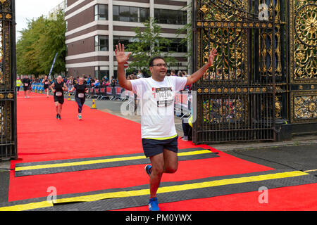 Warrington, Regno Unito. 16 settembre 2018. L'inglese mezza maratona, EHM, celebra il suo decimo anno nel 2018. La pioggia era stato previsto per l'evento ma dopo un iniziale raccolta umido il tempo umido tenuto spento fino alla fine della corsa. A partire da una griglia ammassato nella line-up Winmarleigh Street, Warrington, Cheshire, Inghilterra, il corso segue le strade della città e si conclude attraversando il tappeto rosso fine attraverso l'iconica Golden Gates di Warrington Town Hall. Inoltre ospita un 10k gara allo stesso tempo Credito: John Hopkins/Alamy Live News Foto Stock