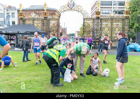 Warrington, Regno Unito. 16 settembre 2018. L'inglese mezza maratona, EHM, celebra il suo decimo anno nel 2018. La pioggia era stato previsto per l'evento ma dopo un iniziale raccolta umido il tempo umido tenuto spento fino alla fine della corsa. A partire da una griglia ammassato nella line-up Winmarleigh Street, Warrington, Cheshire, Inghilterra, il corso segue le strade della città e si conclude attraversando il tappeto rosso fine attraverso l'iconica Golden Gates di Warrington Town Hall. Inoltre ospita un 10k gara allo stesso tempo Credito: John Hopkins/Alamy Live News Foto Stock