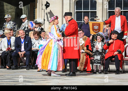 Guildhall Yard, LONDRA, REGNO UNITO, 16 Sett 2018. Miss Maypole, Donna Maria, danze con un pensionato di Chelsea. Il ventesimo anniversario della perla annuale di re e regine di Harvest Festival vede il pearlies nel loro tradizionale pulsante perla ricoperto abiti abiti e celebrando con Morris dancing, maypole dancing, dei sindaci di Londra e Marching Band al Guildhall Yard, prima di sfilare attraverso la città di Londra a St Mary Le Bow chiesa per un servizio di ringraziamento. Credito: Imageplotter News e sport/Alamy Live News Foto Stock