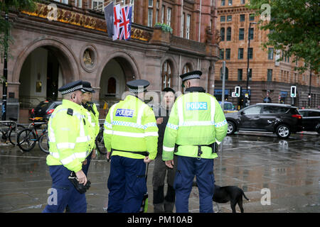 Manchester, Regno Unito. Xvi Sep, 2018. La polizia circonda l uomo che ha gridato egli avrebbe "pit a bandiera' verso un discorso libero sulla Palestina e no per l'antisemitismo nel rally di Manchester, 16 settembre 2018 (C)Barbara Cook/Alamy Live News Credito: Barbara Cook/Alamy Live News Foto Stock