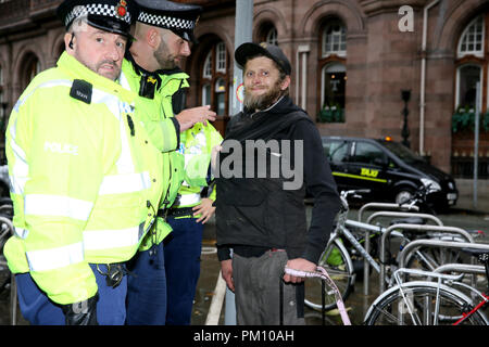 Manchester, Regno Unito. Xvi Sep, 2018. La polizia agguantare un uomo che ha gridato al rally di protesta per liberare il discorso sulla Palestina e no per l'antisemitismo nel rally di Manchester, 16 settembre 2018 (C)Barbara Cook/Alamy Live News Credito: Barbara Cook/Alamy Live News Foto Stock