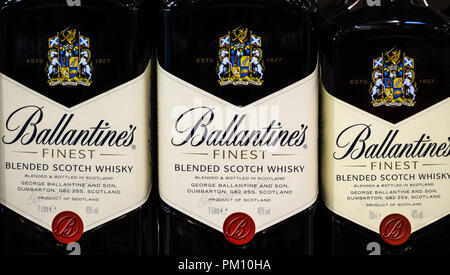 Kiev, Ucraina. Xiv Sep, 2018. Ballantine's è una gamma di miscele di Scotch whisky prodotta da parte di Pernod Ricard in Dumbarton, Scozia. La Ballantine's sapore è dipendente da whisky di malto di impronte digitali da Miltonduff e Glenburgie, mescolato con cinquanta single malts e quattro singoli grani. Il marchio ha vinto molti premi e riconoscimenti per i suoi prodotti. Credito: Igor Golovniov SOPA/images/ZUMA filo/Alamy Live News Foto Stock