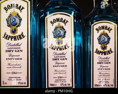 Kiev, Ucraina. Xiv Sep, 2018. Righe di Bombay Sapphire Gin visto su scaffale del negozio. Il suo nome proviene da gin della popolarità in India durante il British Raj. Credito: Igor Golovniov SOPA/images/ZUMA filo/Alamy Live News Foto Stock