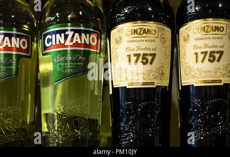 Kiev, Ucraina. Xiv Sep, 2018. Cinzano bottiglie visto su scaffale del negozio. Cinzano è un marchio italiano di vermouth, un marchio di proprietà dal 1999 per il Gruppo Campari. È disponibile in quattro versioni: Cinzano Rosso che è di colore ambra; il credito: Igor Golovniov SOPA/images/ZUMA filo/Alamy Live News Foto Stock