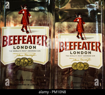 Kiev, Ucraina. Xiv Sep, 2018. Beefeater London dry gin bottiglie visto su scaffale del negozio. È un marchio di gin di proprietà da parte di Pernod Ricard e imbottigliato e distribuito nel Regno Unito. Credito: Igor Golovniov SOPA/images/ZUMA filo/Alamy Live News Foto Stock