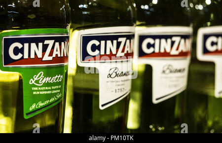 Kiev, Ucraina. Xiv Sep, 2018. Cinzano bottiglie visto su scaffale del negozio. Cinzano è un marchio italiano di vermouth, un marchio di proprietà dal 1999 per il Gruppo Campari. È disponibile in quattro versioni: Cinzano Rosso che è di colore ambra; il credito: Igor Golovniov SOPA/images/ZUMA filo/Alamy Live News Foto Stock