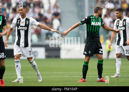 Torino, Italia. Xvi Sep, 2018. Cristiano Ronaldo (Juventus FC),Domenico BERARDI (U.S. Sassuolo),durante la serie di una partita di calcio tra Juventus e noi Sassuolo presso lo stadio Allianz il 16 settembre 2018 a Torino, Italia. Credito: Antonio Polia/Alamy Live News Foto Stock