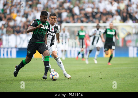 Torino, Italia. Xvi Sep, 2018. Cristiano Ronaldo (Juventus FC),Kevin-Prince BOATENG (U.S. Sassuolo),durante la serie di una partita di calcio tra Juventus e noi Sassuolo presso lo stadio Allianz il 16 settembre 2018 a Torino, Italia. Credito: Antonio Polia/Alamy Live News Foto Stock