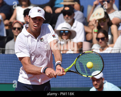 Zadar, Croazia. Xvi Sep, 2018. Sam QUERREY degli Stati Uniti colpisce un ritorno durante la Coppa Davis World Group semifinale partita di tennis contro Marin CILIC della Croazia in Zadar, Croazia, Sett. 16, 2018. Credito: Hrvoje Jelavic/Xinhua/Alamy Live News Foto Stock