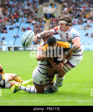 Coventry, Regno Unito. 16 Settembre, 2018. Lima Sopoaga (vespe) sotto pressione da parte di Guy Thompson cade la sfera con le Tigri linea alla sua misericordia durante la Premiership Gallagher Rugby Union match tra le vespe e Leicester Tigers RFC. Phil Hutchinson/Alamy Live News Foto Stock