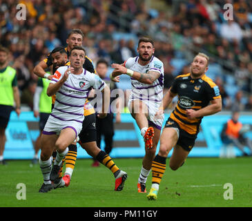 Coventry, Regno Unito. 16 Settembre, 2018. Adam Thompstone (Leicester Tigers) calci e insegue la palla con il compagno di squadra George Ford urante la Premiership Gallagher Rugby Union match tra le vespe e Leicester Tigers RFC. Phil Hutchinson/Alamy Live News Foto Stock