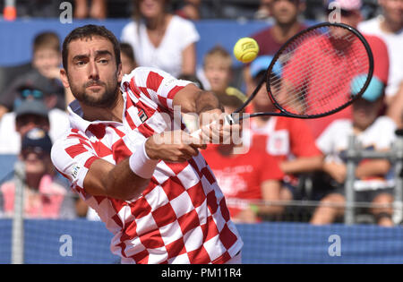 Zadar, Croazia. Xvi Sep, 2018. Marin CILIC di Croazia colpisce un ritorno durante la Coppa Davis World Group semifinale partita di tennis contro Sam QUERREY degli Stati Uniti in Zadar, Croazia, Sett. 16, 2018. Credito: Hrvoje Jelavic/Xinhua/Alamy Live News Foto Stock