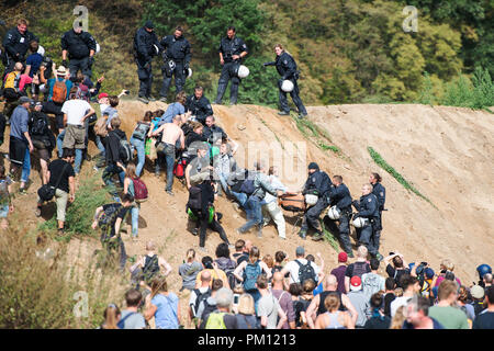 Kerpen, Germania. 16 settembre2018. I partecipanti in una dimostrazione contro la radura della foresta di Hambach tentano di entrare nella foresta tramite una parete ed essendo trattenuto dalla polizia. Manifestazioni di diverse migliaia di oppositori della lignite non sono state in grado di arrestare l'ulteriore eliminazione della foresta di Hambach nel corso del fine settimana. Credito: dpa picture alliance/Alamy Live News Foto Stock