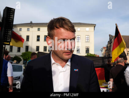 Koethen, Germania. 16 settembre 2018. Uomo politico AfD Andre Poggenburg sta in piedi in una dimostrazione di un diritto-wing alliance in occasione della morte di un 22-anno-vecchio uomo la notte del 08 settembre 2018. Foto: ---/dpa Credito: dpa picture alliance/Alamy Live News Foto Stock