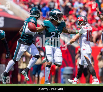 Tampa, Florida, Stati Uniti d'America. Xvi Sep, 2018. Philadelphia Eagles cornerback Ronald Darby (21) festeggia dopo aver effettuato l'intercettazione nella prima metà del gioco durante la partita tra Philadelphia Eagles e il Tampa Bay Buccaneers presso Raymond James Stadium di Tampa, Florida. Del Mecum/CSM/Alamy Live News Foto Stock