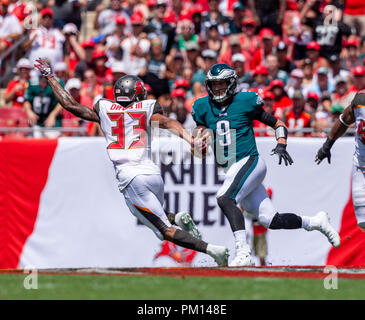 Tampa, Florida, Stati Uniti d'America. Xvi Sep, 2018. Philadelphia Eagles quarterback Nick pazze (9) codifica e viene eseguito nella prima metà del gioco durante la partita tra Philadelphia Eagles e il Tampa Bay Buccaneers presso Raymond James Stadium di Tampa, Florida. Del Mecum/CSM/Alamy Live News Foto Stock