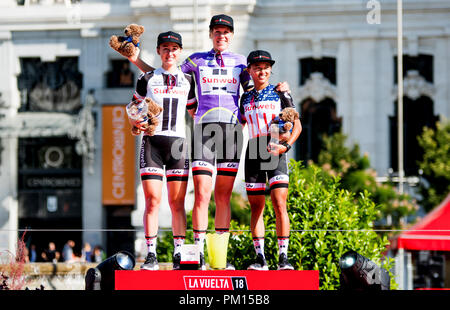 Madrid, Spagna. 16 Settembre, 2018. Audrey Cordon Rago (La Ragnatela Solare, 3rd), Ellen Van Dijk (La Ragnatela Solare, 1st) e Coryn Rivera (La Ragnatela Solare, 2nd) al podio durante la seconda e conclusiva tappa dello spagnolo donne gara ciclistica "WNT Madrid sfida' il 16 settembre 2018 a Madrid, Spagna. © David Gato/Alamy Live News Foto Stock