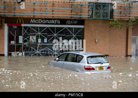 Hong Kong, Cina. Xvi Sep, 2018. Un McDonalds allagata a Heng Fa Chuen alloggiamento estate in Chai Wan come Hong Kong è stato devastato dal tifone Mangkhut. Credito: Jayne Russell/ZUMA filo/Alamy Live News Foto Stock