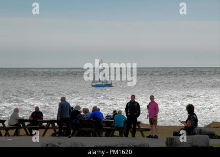 Portland Bill. Il 16 settembre 2018. Regno Unito: Meteo persone godono di una posizione soleggiata, inizio autunno il giorno al Portland Bill Credito: stuart fretwell/Alamy Live News Foto Stock