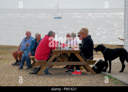 Portland Bill. Il 16 settembre 2018. Regno Unito: Meteo persone godono di una posizione soleggiata, inizio autunno il giorno al Portland Bill Credito: stuart fretwell/Alamy Live News Foto Stock