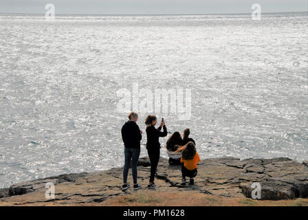 Portland Bill. Il 16 settembre 2018. Regno Unito: Meteo persone godono di una posizione soleggiata, inizio autunno il giorno al Portland Bill Credito: stuart fretwell/Alamy Live News Foto Stock